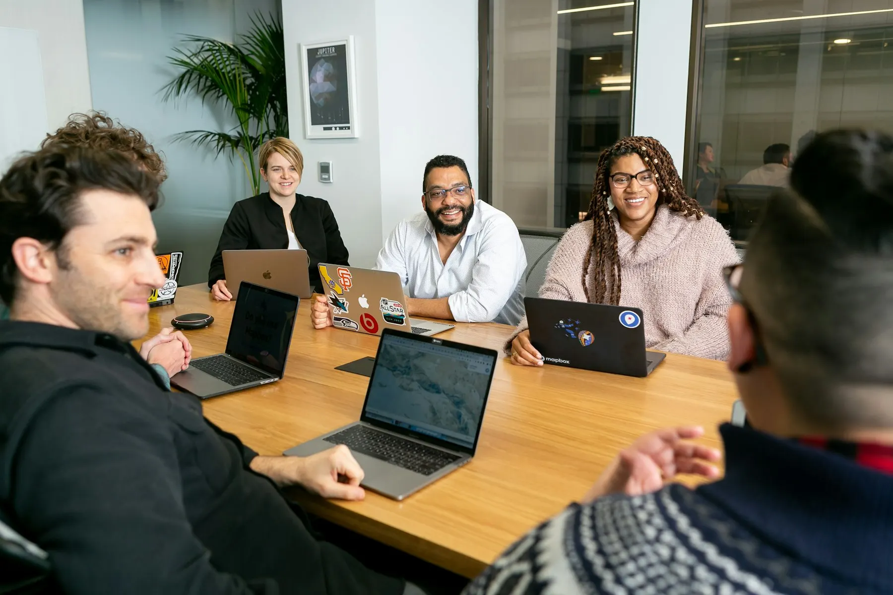Equipo trabajando junto en una mesa larga